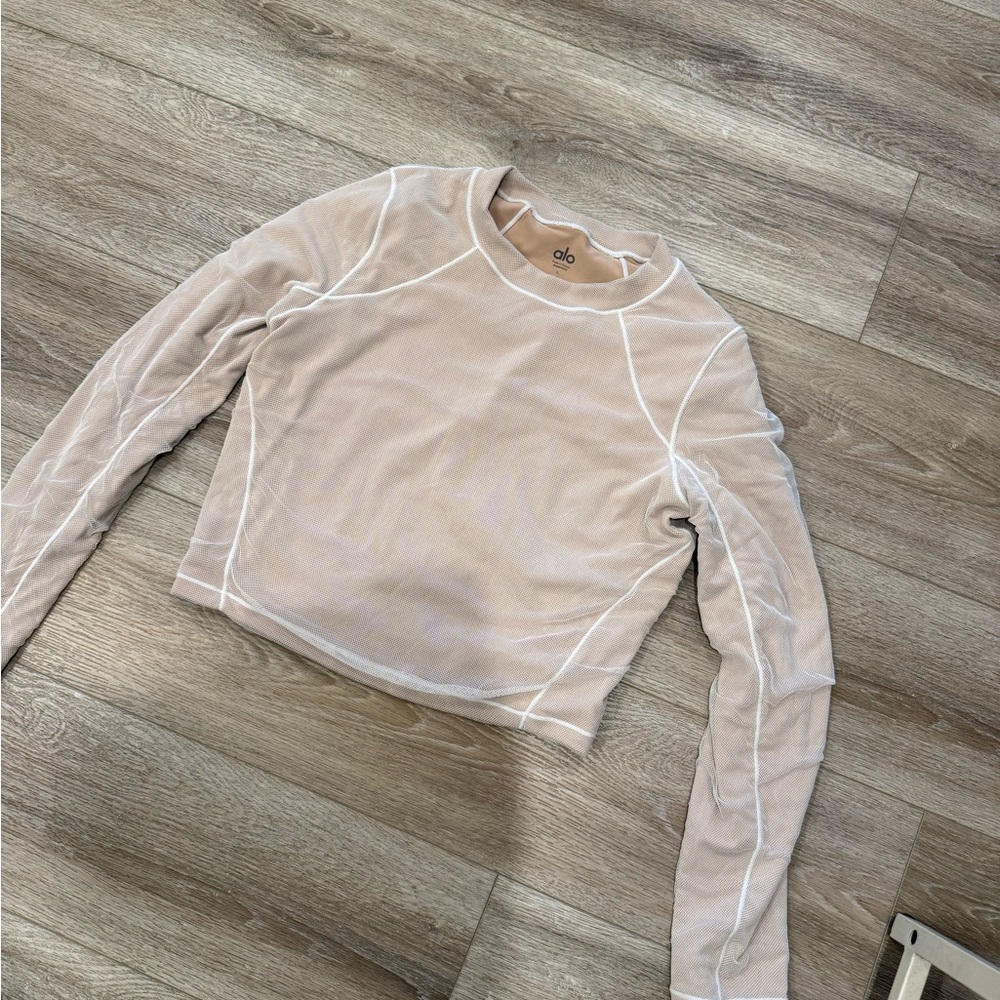 ALO Yoga Women's Beige Long Sleeve Tee